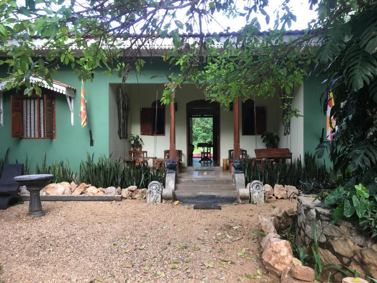 Owls Nest Hotel Udawalawe Buitenkant foto