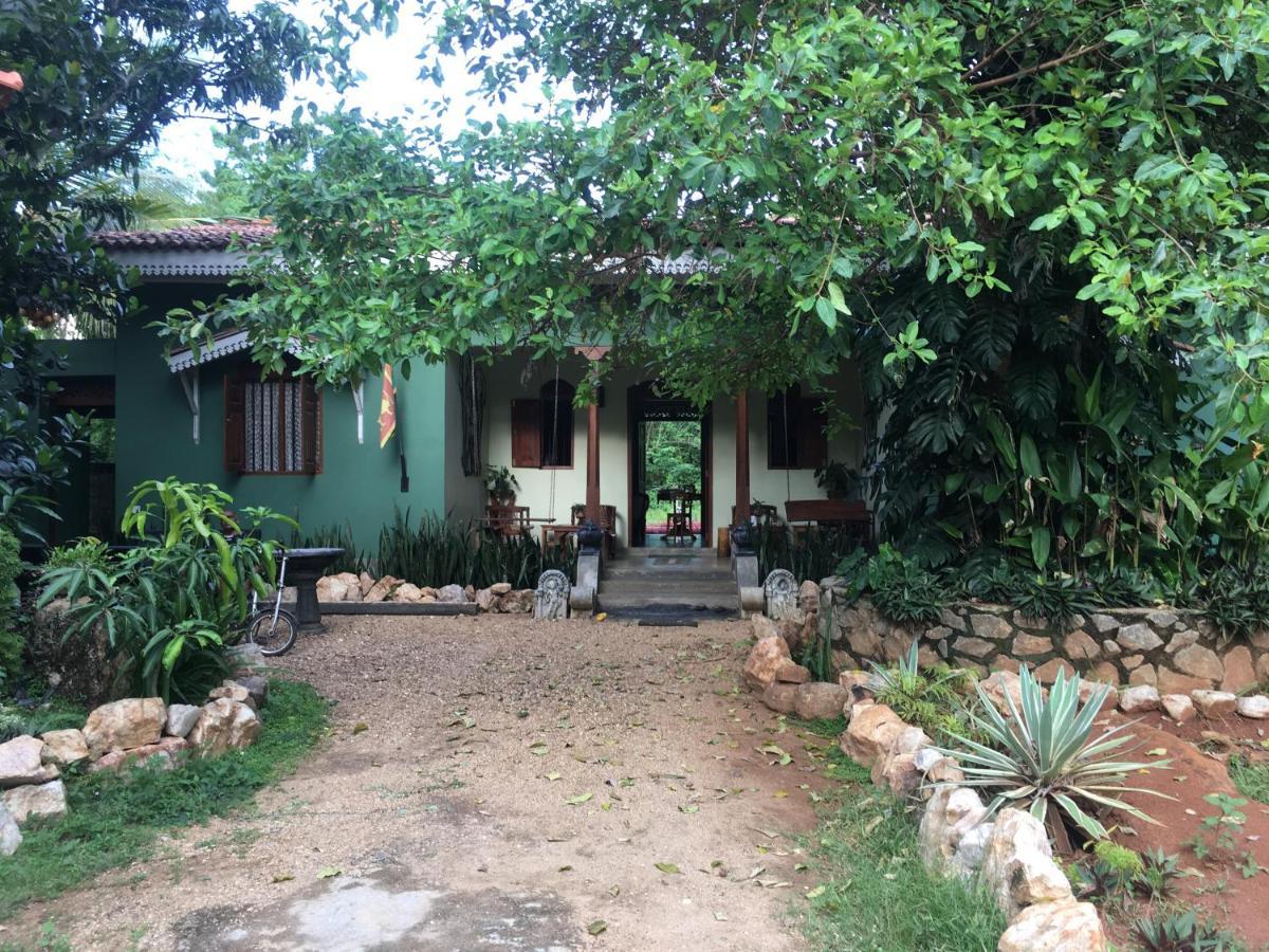 Owls Nest Hotel Udawalawe Buitenkant foto
